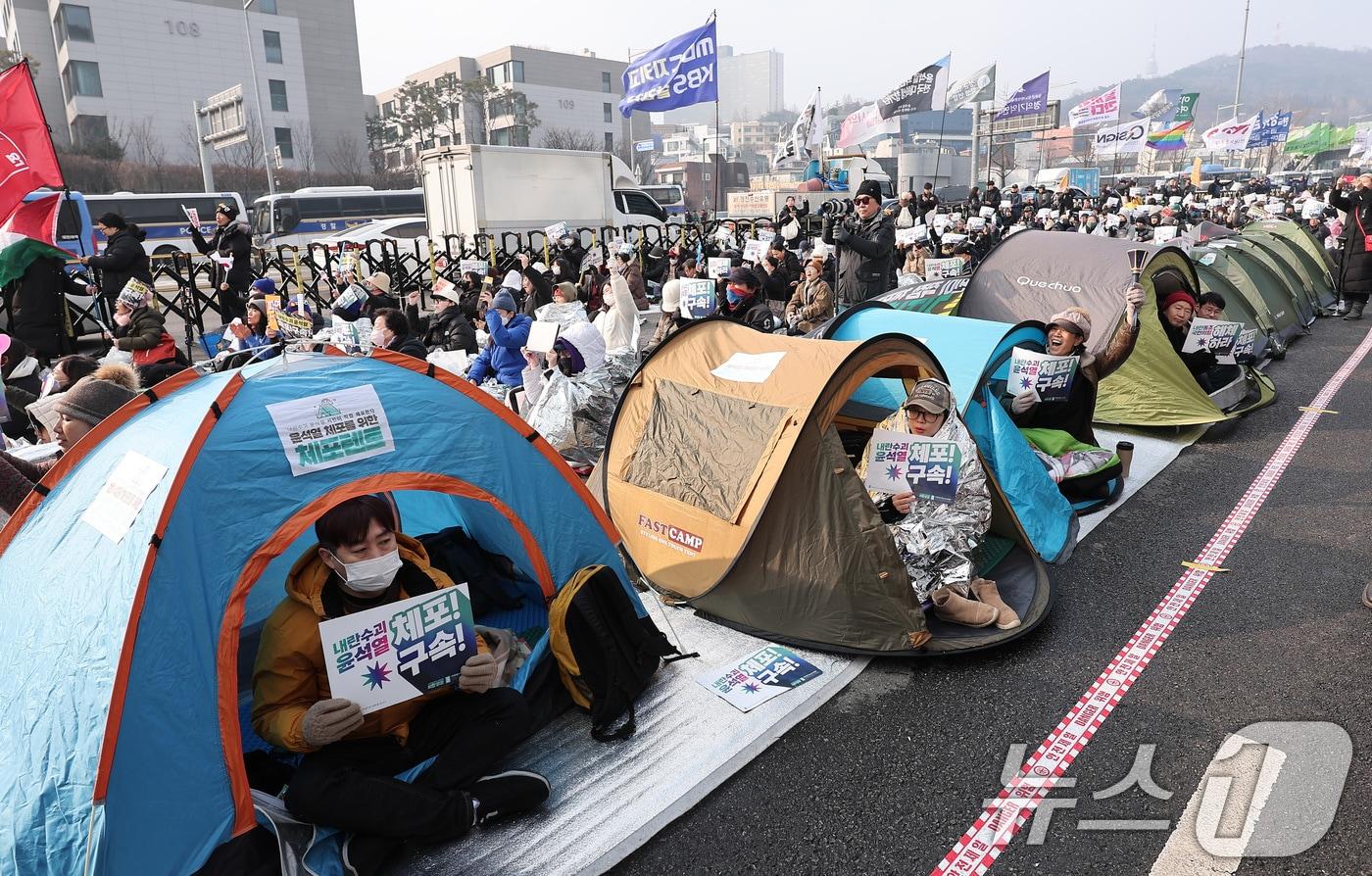 윤석열 대통령의 체포영장 유효기간 마지막 날인 6일 서울 용산구 한남동 대통령 관저 인근에서 열린 &#39;윤석열 체포 구속 긴급행동&#39;에서 민주노총, 진보당 등 진보단체를 비롯한 시민들이 텐트에서 윤석열 대통령 체포 및 구속을 촉구하고 있다. 2025.1.6/뉴스1 ⓒ News1 김성진 기자