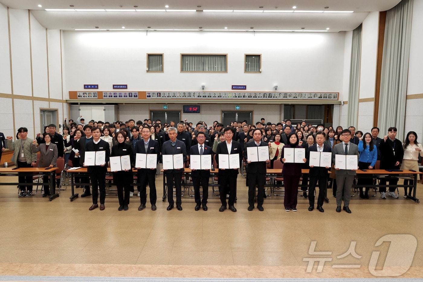 6일 광양시가  청렴한 공직사회 실현을 위해 &#39;2025년 청렴실천 결의 및 서약식&#39;을 진행했다&#40;광양시 제공&#41;2025.1.6/