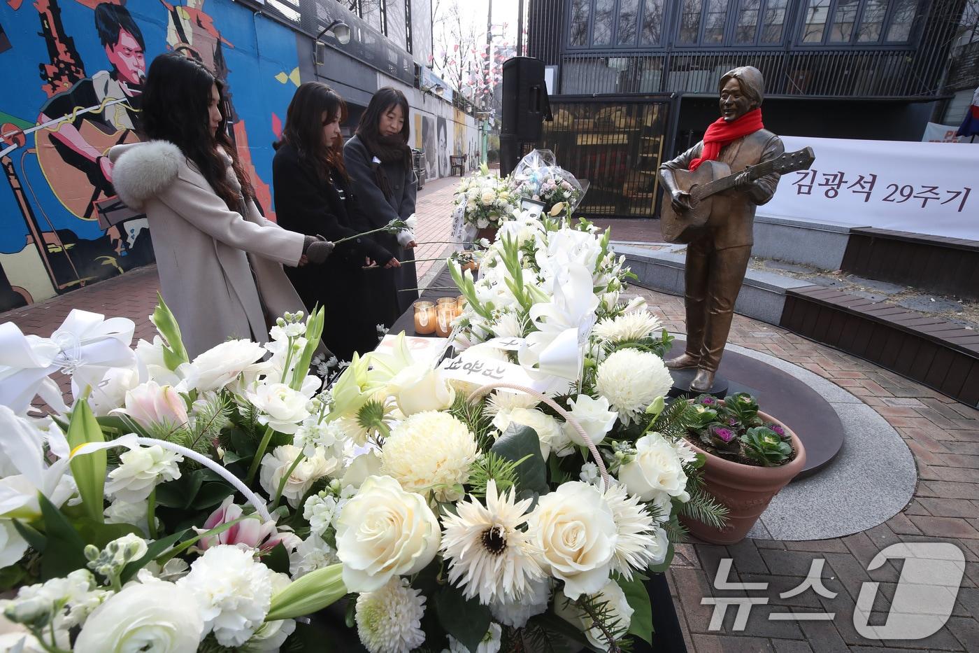 &#39;영원한 가객&#39; 故김광석 29주기를 맞아 6일 오후 대구 중구 김광석다시그리기길에서 열린 추모식을 찾은 시민들이 헌화하고 있다. 2025.1.6/뉴스1 ⓒ News1 공정식 기자