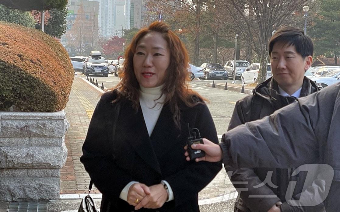 정치브로커 명태균 씨를 둘러싼 의혹의 핵심 제보자인 강혜경 씨가 6일 소환조사를 받기 전 경남 창원시 성산구 창원지방검찰청 앞에서 취재진의 질문에 답하고 있다. 2025.1.6/뉴스1 강정태 기자