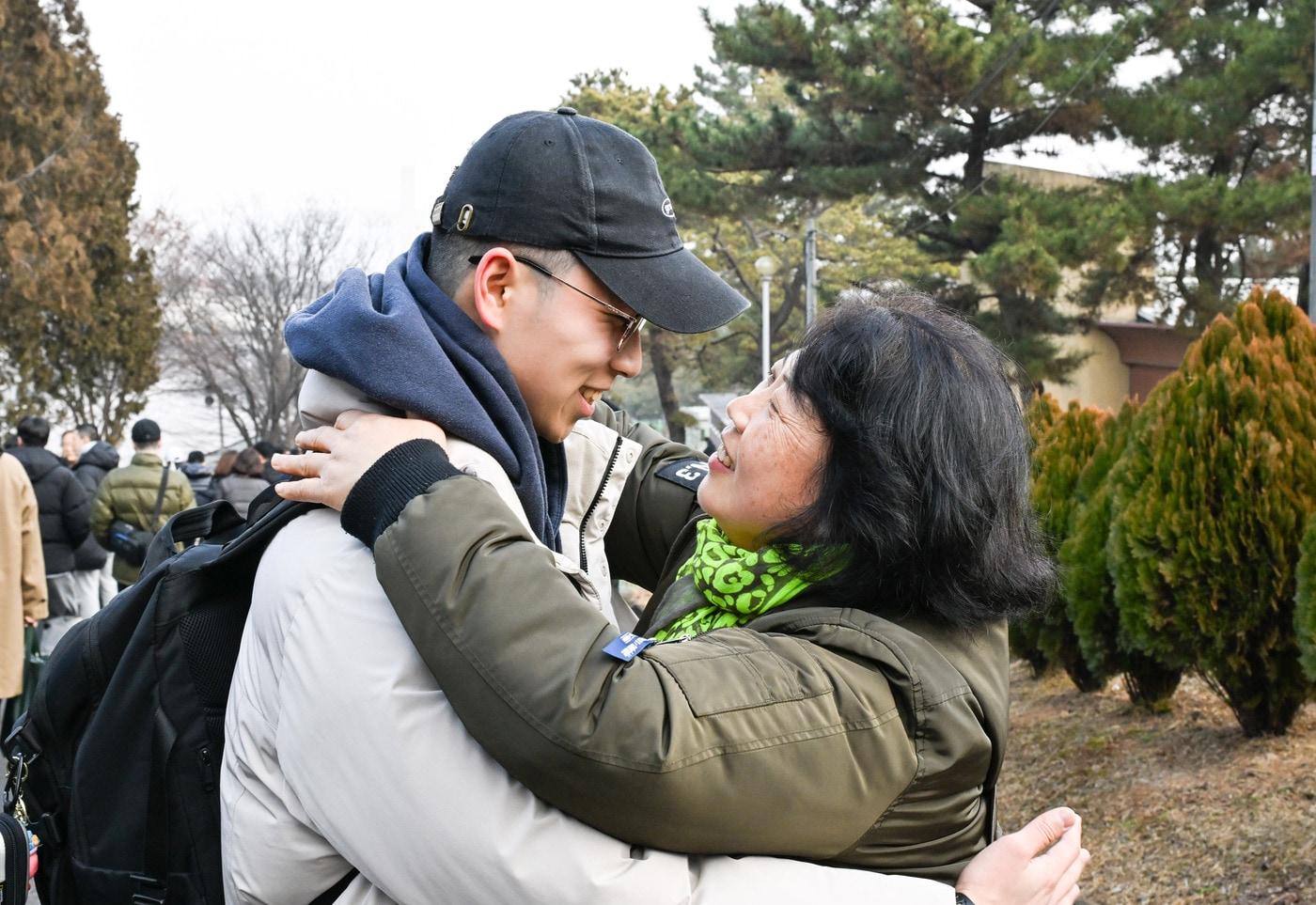 입영장정이 어머니와 포옹하고 있다.&#40;육군 제공&#41;