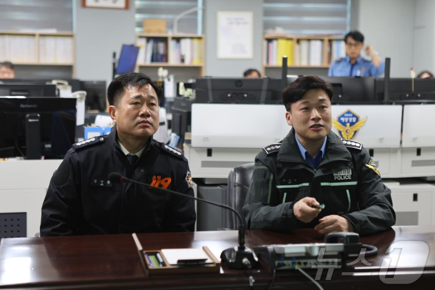 이우수 속초해양경찰서장&#40;오른쪽&#41;이 6일 경찰서 내에서 김진문 신임 강원 고성소방서장과 업무회의를 하고 있다.&#40;속초해경 제공&#41; 2025.1.6/뉴스1