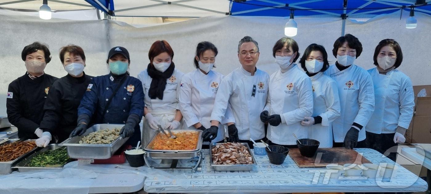 5일 제주항공 참사 현장 관계자들에 나주곰탕 등 식사를 전한 안유성 명장과 대한민국기능장협회 호남지회 회원들.&#40;독자제공&#41;2025.1.6./뉴스1