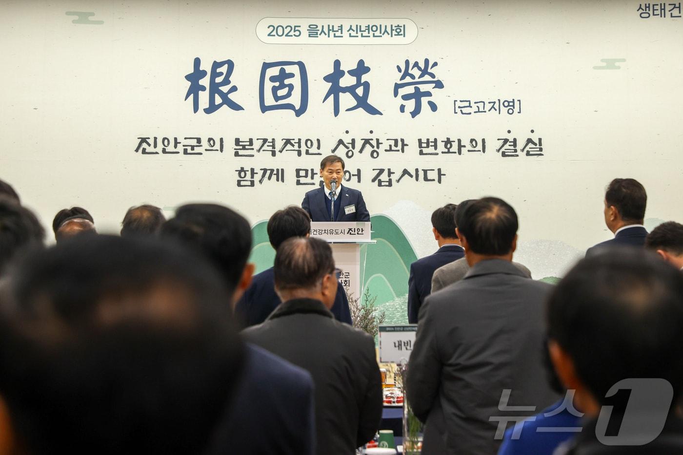 6일 전북자치도 진안군에서 열린 신년인사회에서 전춘성 군수가 인사말을 하고 있다.&#40;진안군제공&#41;2025.1.6/뉴스1