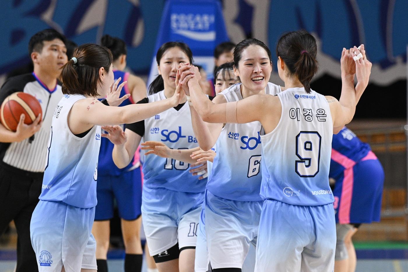 여자농구 신한은행이 삼성생명을 꺾었다.&#40;WKBL 제공&#41;