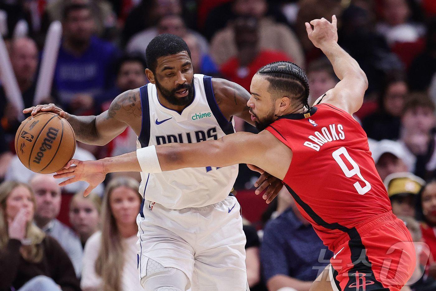 NBA 댈러스의 카이리 어빙이 허리 부상으로 잠시 결장한다. ⓒ AFP=뉴스1