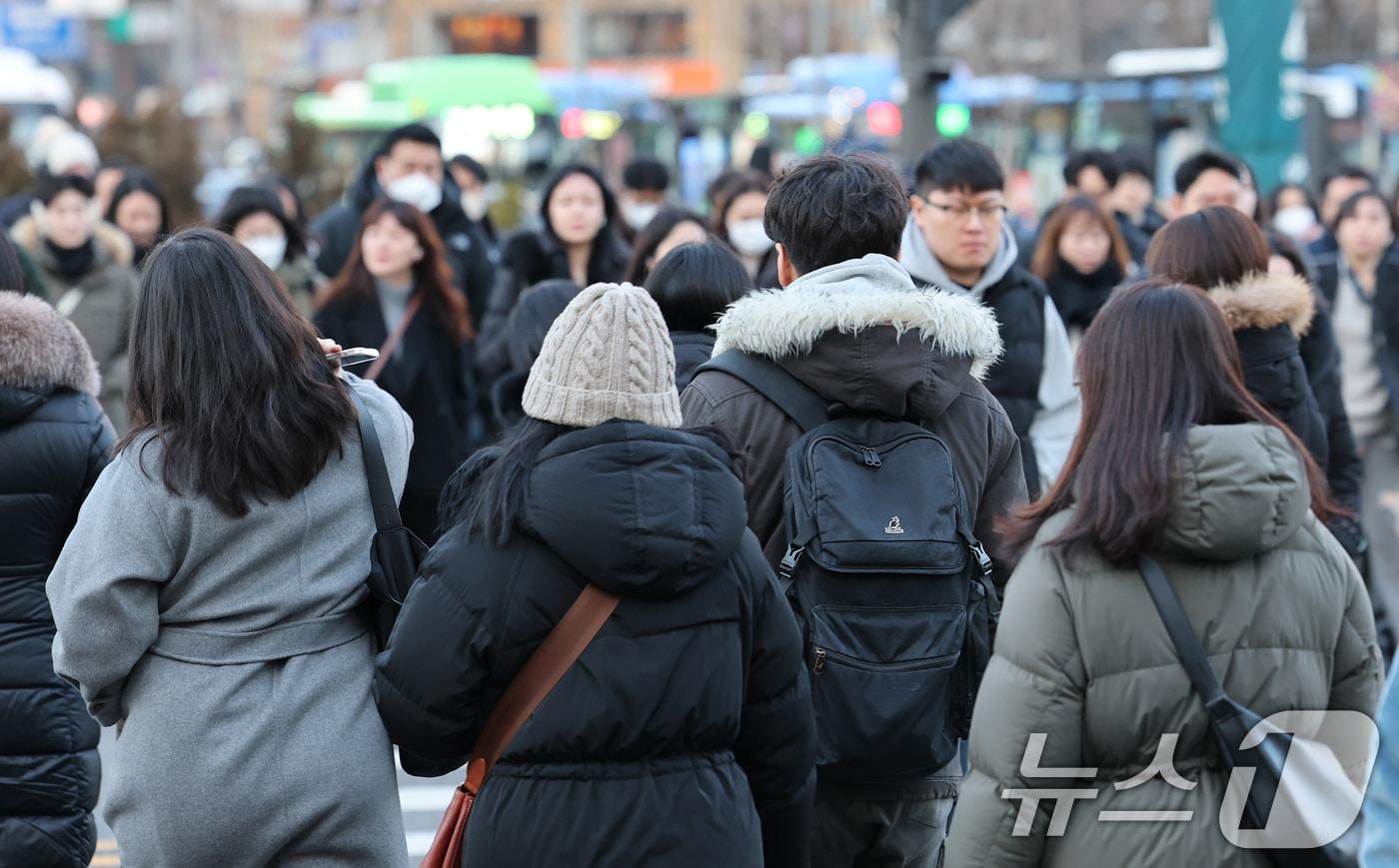 서울 아침 기온이 -6도까지 떨어지며 강추위가 찾아온 7일 오전 서울 종로구 광화문네거리에서 시민들이 발걸음을 옮기고 있다. 2025.1.7/뉴스1 ⓒ News1 임세영 기자