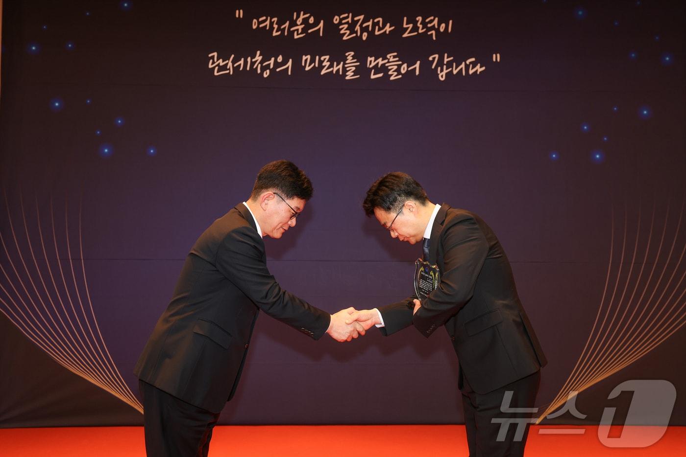 고광효 관세청장&#40;왼쪽&#41;이 2024년 &#39;올해의 관세인&#39;에 선정된 박종호 사무관을 시상하고 있다. &#40;관세청 제공&#41;/뉴스1