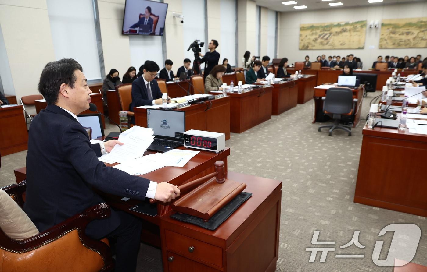 김영호 교육위원장이 7일 오전 서울 여의도 국회에서 열린 교육위원회 전체회의에서 안건을 상정하며 의사봉을 두드리고 있다. 2024.1.7/뉴스1 ⓒ News1 김민지 기자