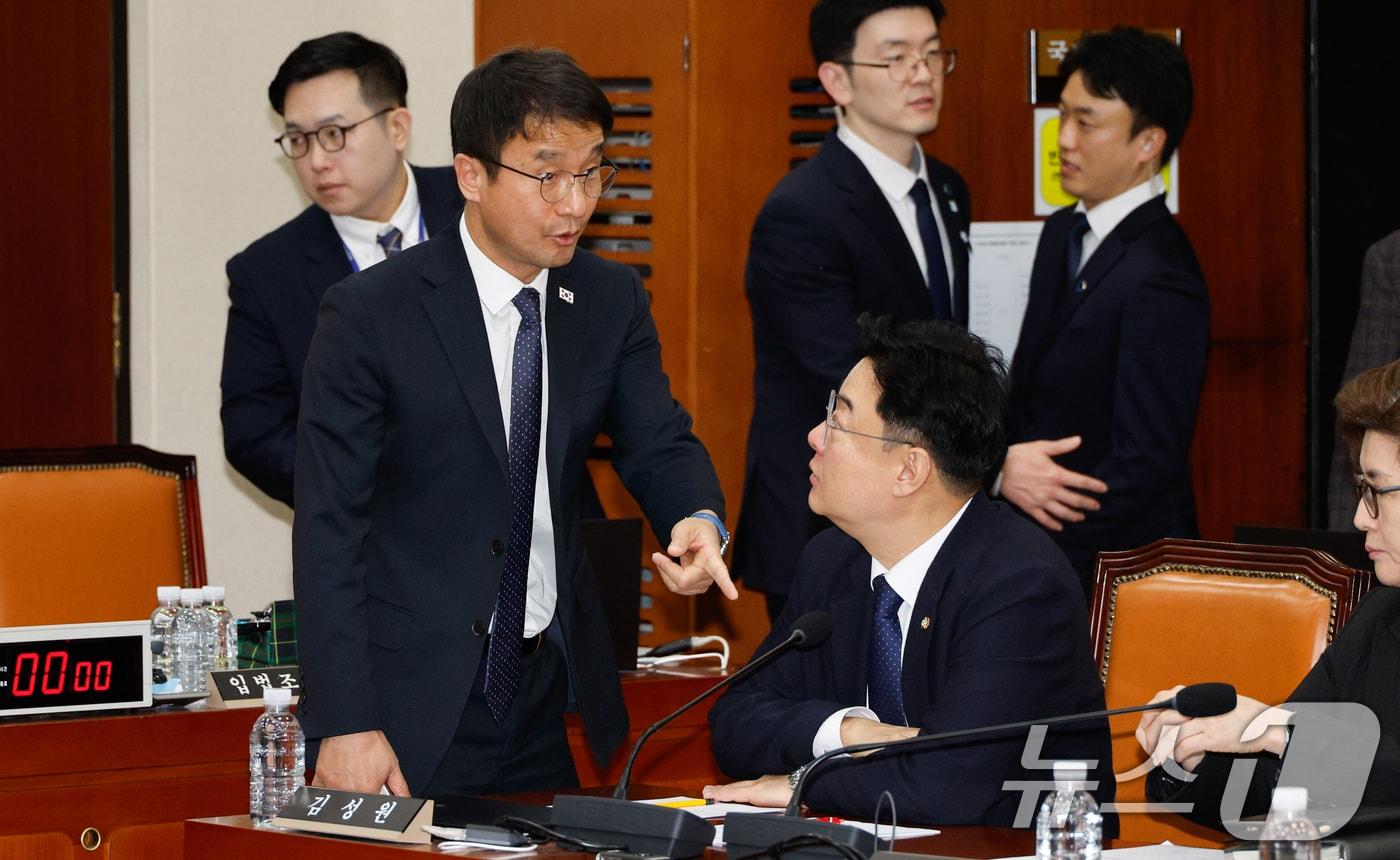 국민의힘 김성원&#40;오른쪽&#41;, 더불어민주당 한병도 간사가 7일 서울 여의도 국회에서 열린 윤석열 정부의 비상계엄 선포를 통한 내란 혐의 진상규명 국정조사특별위원회 2차 회의에서 대화하고 있다. 2025.1.7/뉴스1 ⓒ News1 안은나 기자