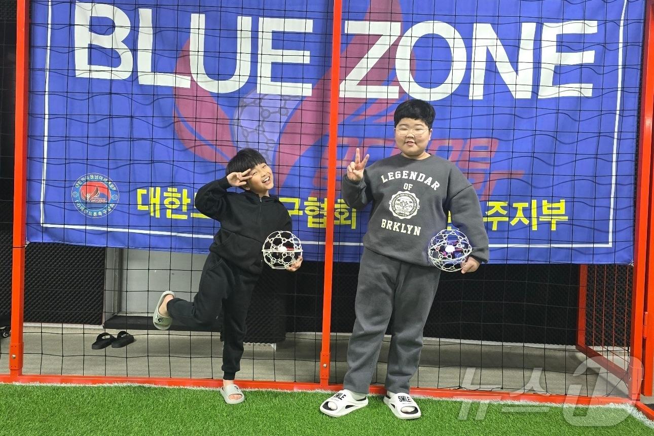  드론축구 청소년 국가대표 10명 중 2명이 충북 충주에서 선발돼 눈길을 끌고 있다. 왼쪽부터 심윤호, 김유진 선수.&#40;대한드론축구협회 충주지부 제공&#41;/뉴스1