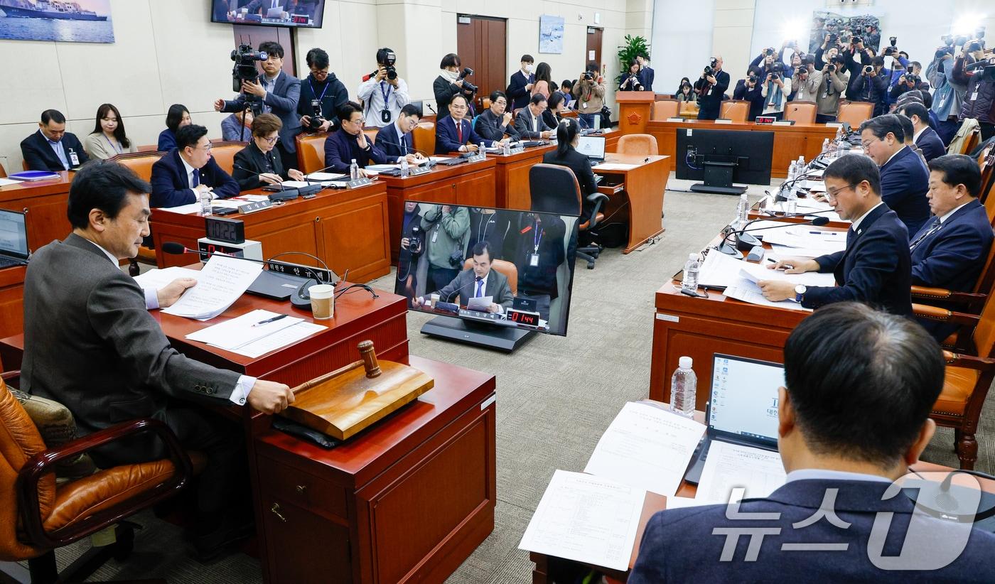 7일 서울 여의도 국회에서 열린 윤석열 정부의 비상계엄 선포를 통한 내란 혐의 진상규명 국정조사특별위원회 2차 회의에서 안규백 위원장이 의사봉을 두드리고 있다. 특위는 내달까지 기관보고 2회, 현장 조사 2회, 청문회 3회를 실시하기로 의결했다. 2025.1.7/뉴스1 ⓒ News1 안은나 기자