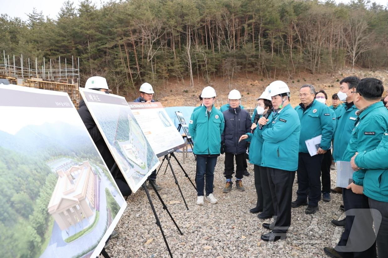 전남 고흥군은 6일 군정 주요 사업장을 돌며 추진 상황과 활성화 방안에 대해 살펴보고 있다.&#40;고흥군 제공&#41;2025.1.7/뉴스1