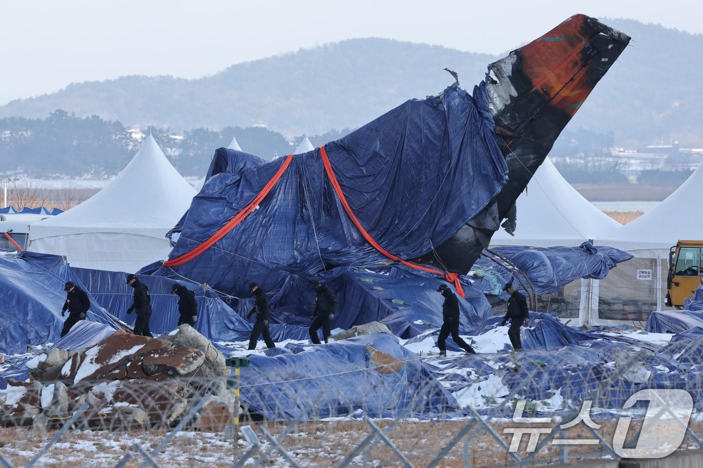 7일 오후 전남 무안국제공항 참사 현장에서 경찰과 군인들이 수색 작업을 펼치고 있다. 2025.1.7/뉴스1 ⓒ News1 김태성 기자