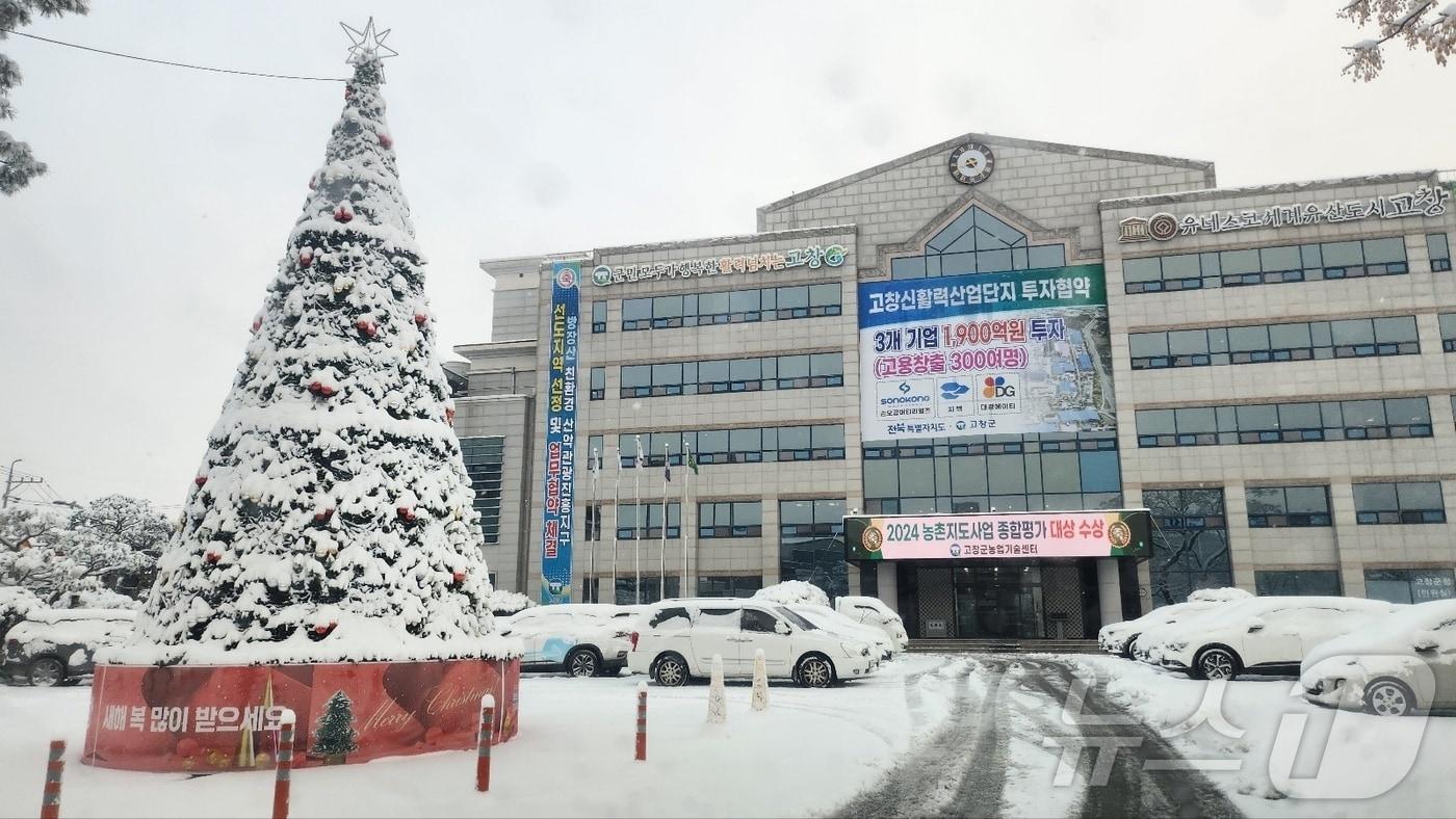 전주기상지청은 7일 오후 1시를 기해 고창과 부안에 내려졌던 대설주의보를 대설경보로 격상했다고 밝혔다. 사진은 고창군청 광장에 설치된 연말연시 장식용 트리에 눈이 쌓여있는 모습.2025.1.7/뉴스1 ⓒ News1 박제철 기자