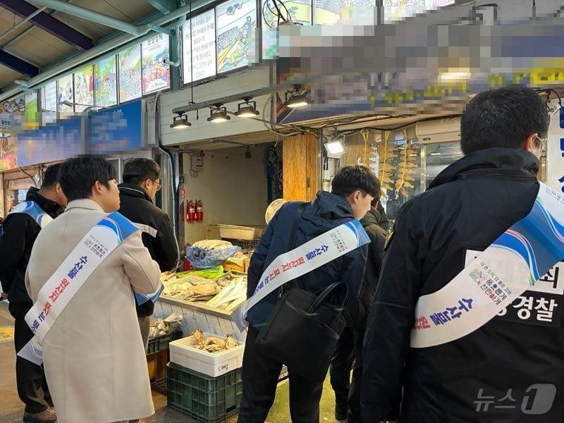  부안해양경찰서&#40;서장 서영교&#41;는 설 명절을 맞아 먹거리 유통 질서 확립을 위해 이달 31일까지 민생 침해 사범 특별단속을 실시한다. 해경과 유관기관 수산물 원산지 표시 합동점검 모습&#40;부안해경 제공&#41;2025.1.7/뉴스1