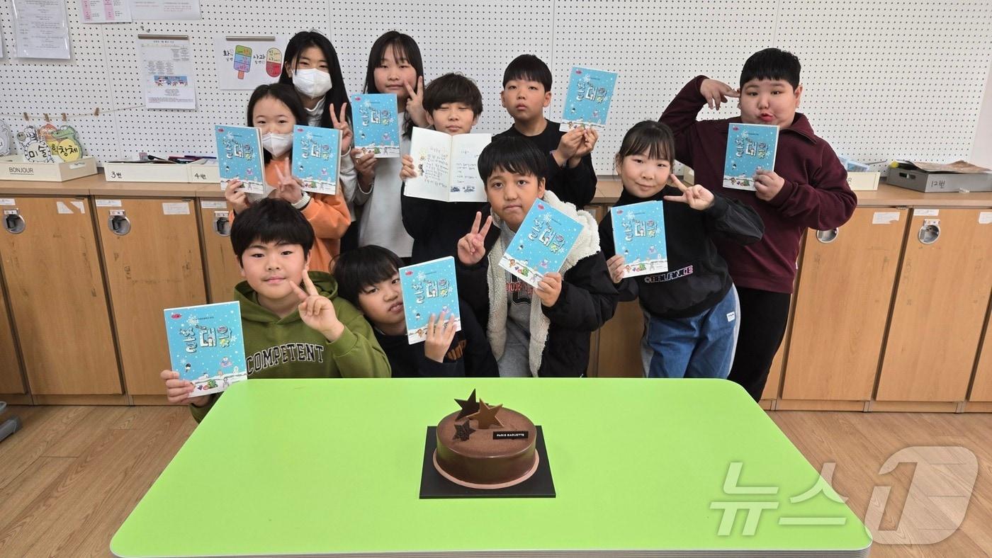 제주 강정초등학교 학생들이 7일 동시집 &#39;솔대왓&#39; 발간 기념식에서 기념촬영을 하고 있다.&#40;강정초 제공&#41;