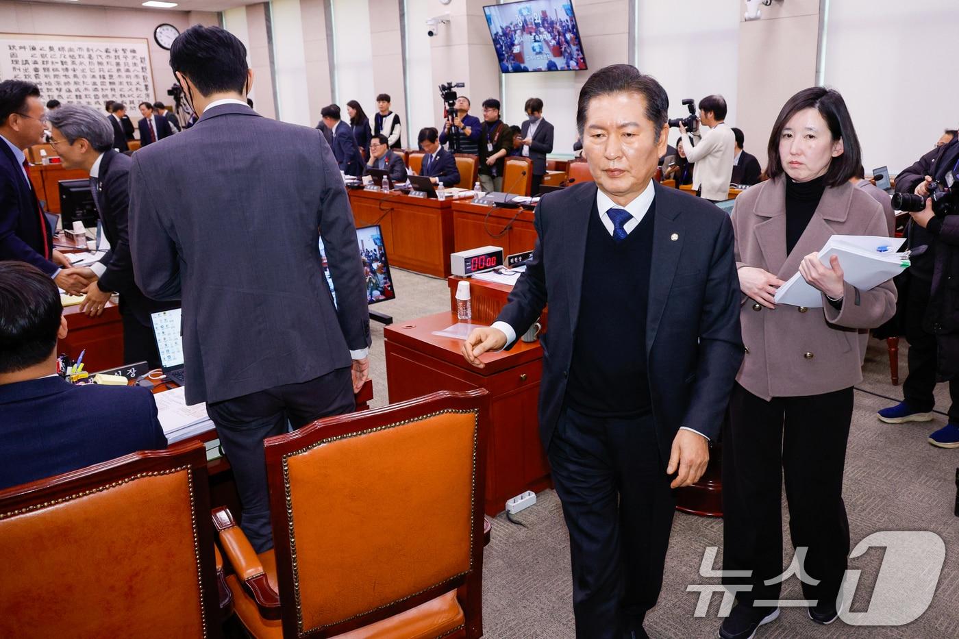 정청래 국회 법제사법위원회 위원장이 7일 오후 서울 여의도 국회에서 열린 법사위 제2차 전체회의에서 윤석열 대통령 관저에 집결한 국민의힘 의원들을 향해 공무집행 방해라고 지적하는 서영교 더불어민주당 의원의 발언 관련 여야 의원들의 언쟁이 심해지자 정회를 선언, 퇴장하고 있다. 2025.1.7/뉴스1 ⓒ News1 안은나 기자