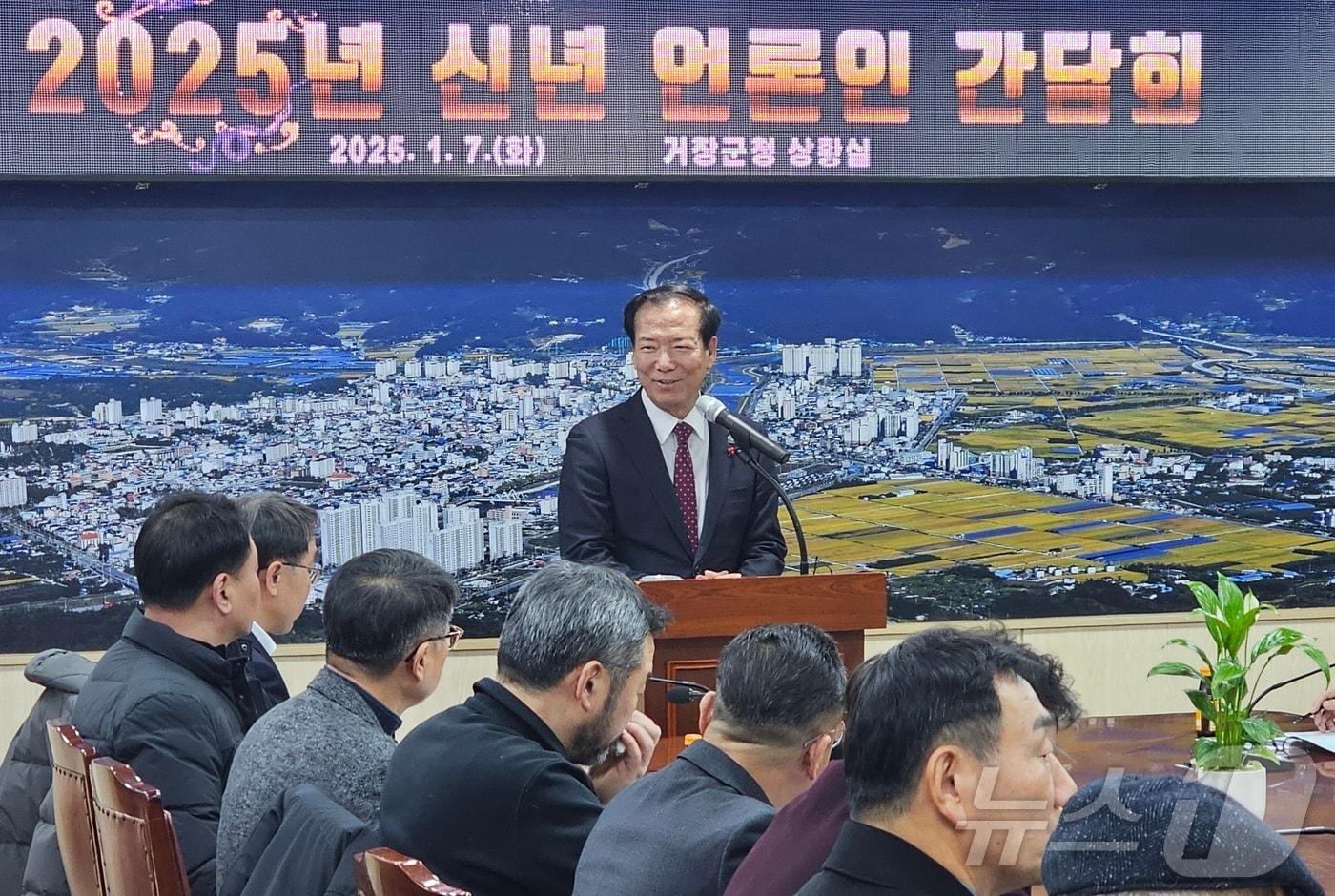 구인모 거창군수가 7일 군청 상황실에서 열린 언론인 간담회에서 올해 주요 사업 계획에 대해 설명하고 있다. 2025.1.7/뉴스1 한송학기자