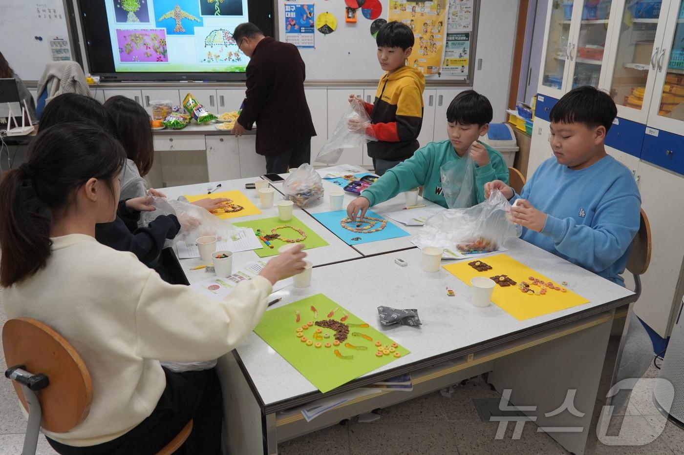 송학초 학생들이 푸드테라피 상담을 체험하고 있다. &#40;보령시교육청 제공&#41;/뉴스1