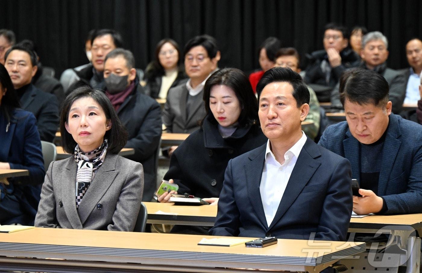 강의를 듣고 있는 오세훈 시장&#40;우&#41;, 최호정 의장&#40;좌&#41;. &#40;서울시 제공&#41;ⓒ 뉴스1