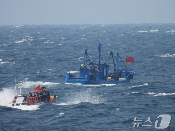 발견된 중국어선&#40;중부지방해양경찰청 제공&#41;/뉴스1