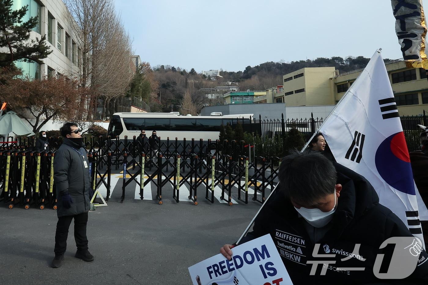 내란 우두머리&#40;수괴&#41; 혐의를 받는 윤석열 대통령의 체포영장을 재발부한 가운데 8일 서울 용산구 한남동 대통령 관저 출입구 앞이 경찰의 삼엄한 경비가 이뤄지고 있다. 2025.1.8/뉴스1 ⓒ News1 김진환 기자