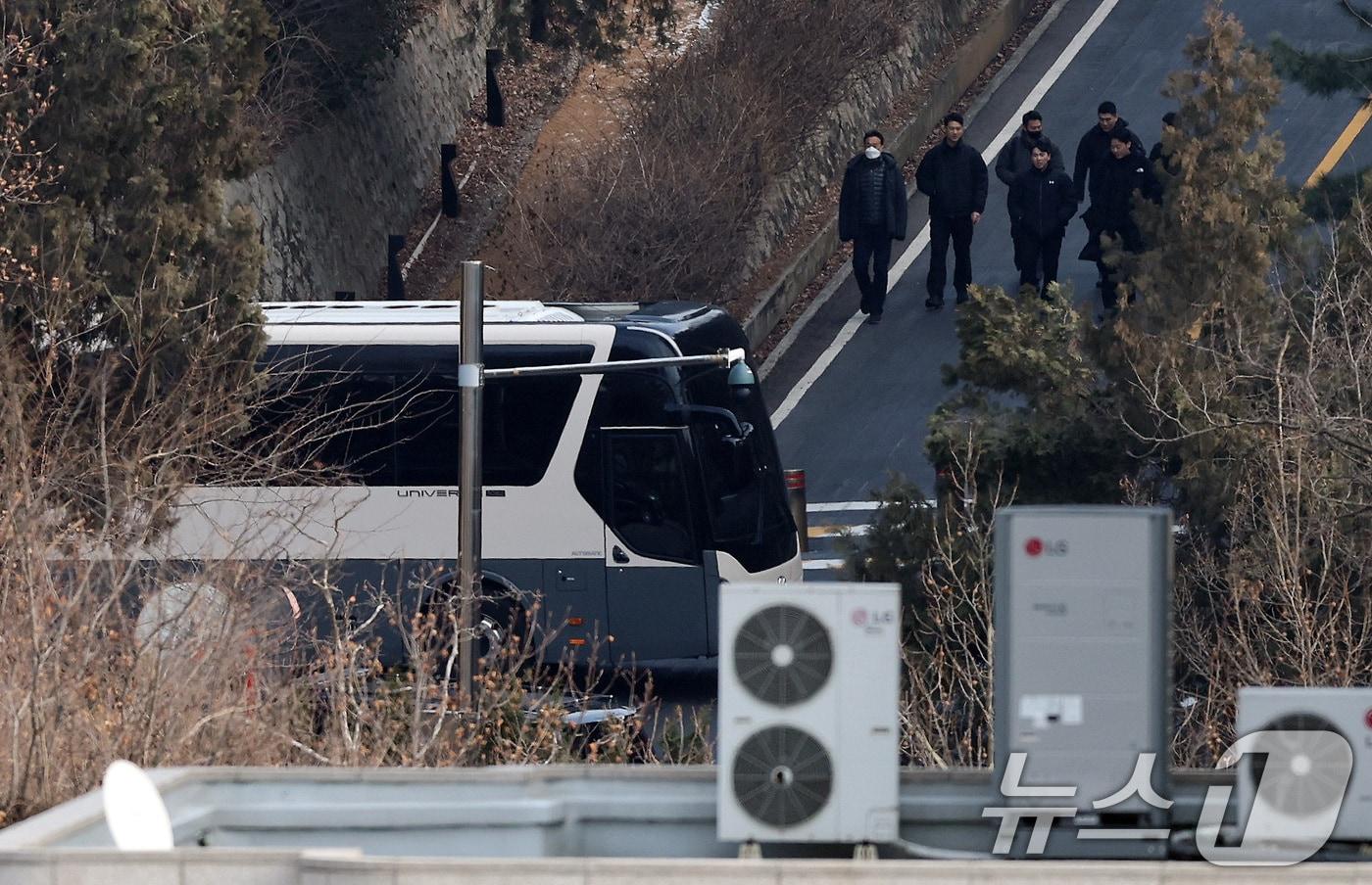 법원이 12·3 비상계엄 선포 사태 관련 내란 우두머리&#40;수괴&#41; 혐의를 받는 윤석열 대통령에 대한 체포영장을 재발부한 가운데 8일 서울 용산구 한남동 관저에서 관계자들이 근무를 서고 있다. 2025.1.8/뉴스1 ⓒ News1 이동해 기자