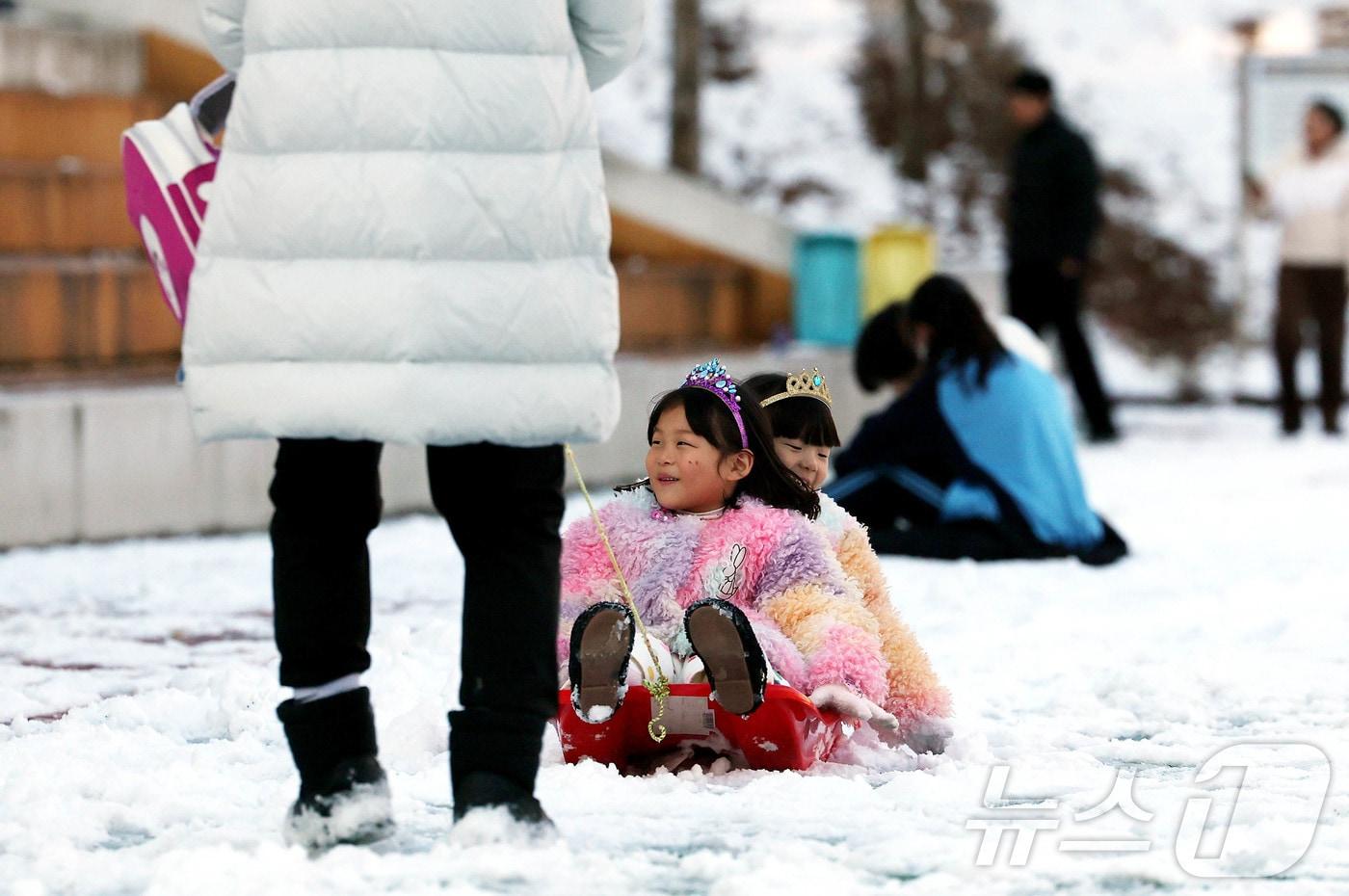 많은 눈이 내린 8일 광주 북구 일곡동 제1근린공원 운동장에 쌓인 눈 위에서 아이들이 눈썰매를 타며 즐거운 시간을 보내고 있다.&#40;광주 북구 제공&#41;2025.1.8/뉴스1 ⓒ News1 박지현 기자