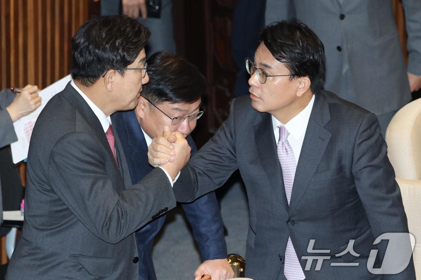 권성동 국민의힘 원내대표와 윤상현 의원&#40;오른쪽&#41;이 8일 오후 서울 여의도 국회에서 열린 본회의에서 인사나누고 있다. 2025.1.8/뉴스1 ⓒ News1 이광호 기자