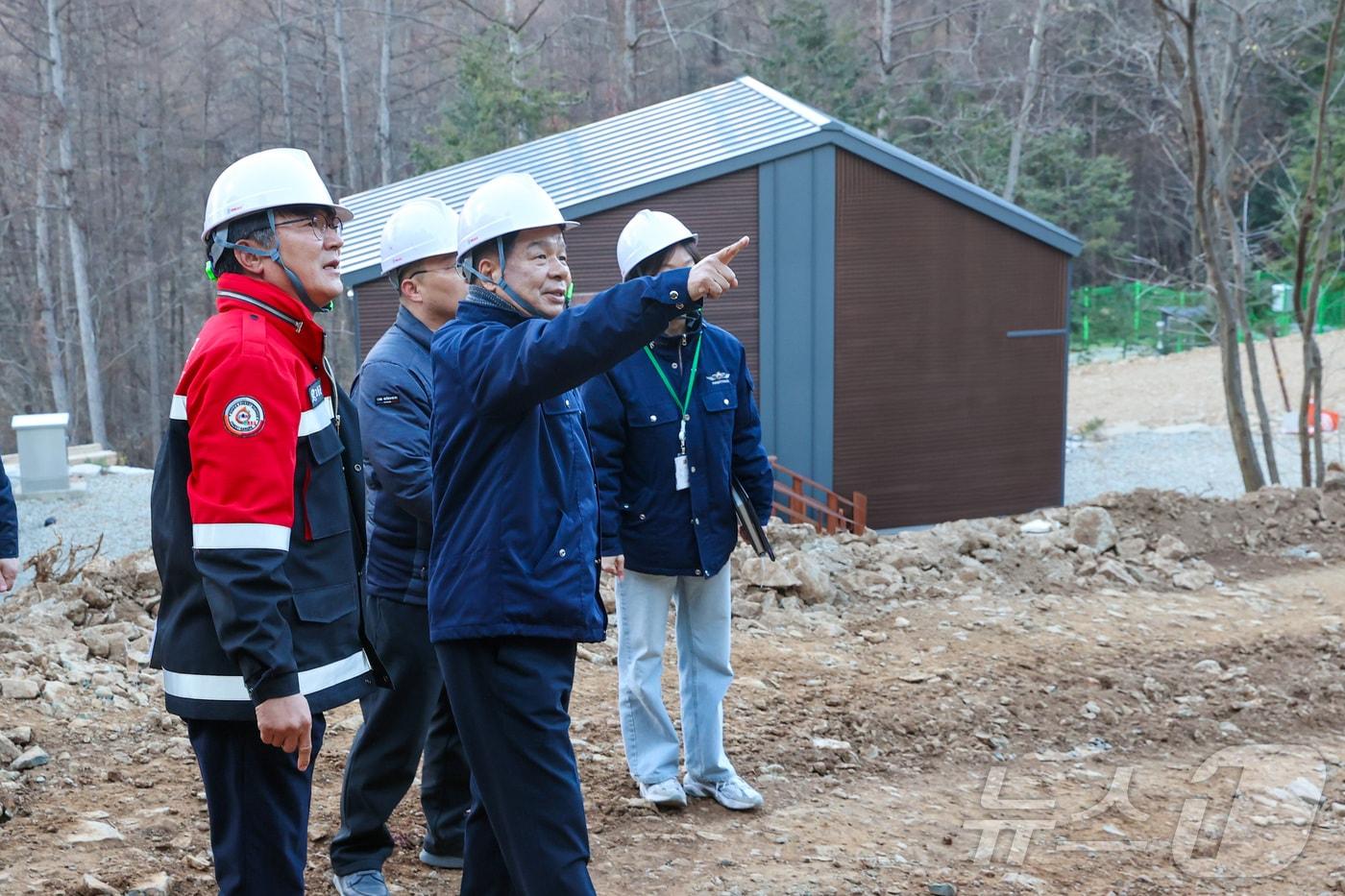 7일 이상근 경남 고성군수가 갈모봉 자연휴양림 보완사업 공사 현장을 점검하고 있다.&#40;고성군 제공&#41;