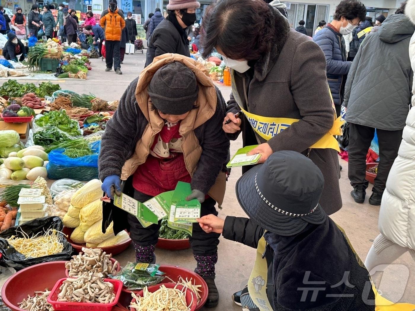 원산지 표시 위반행위 단속.&#40;전남도 제공&#41; 2025.1.8/뉴스1