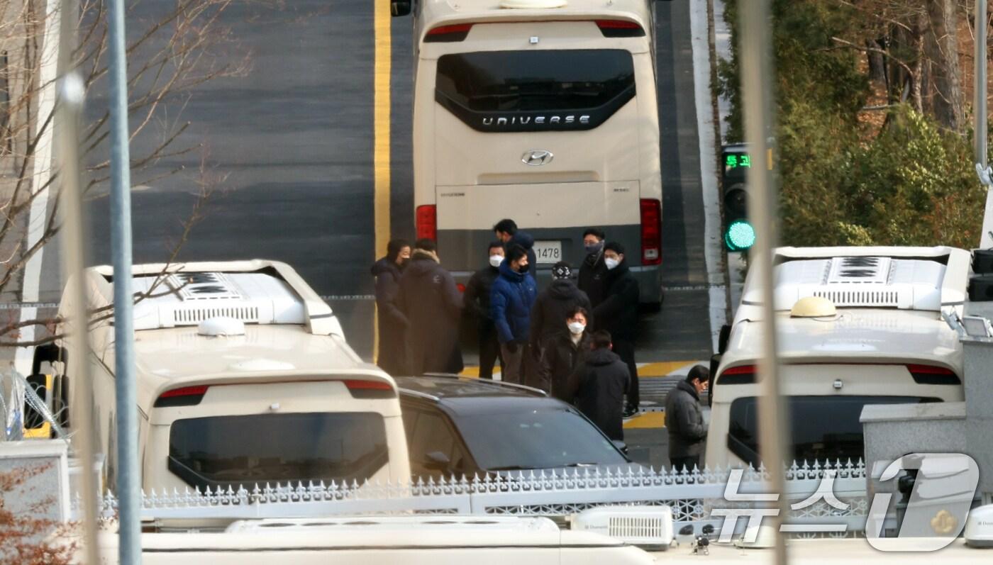 8일 서울 용산구 한남동 관저에서 관계자들이 근무를 서고 있다. 2025.1.8/뉴스1 ⓒ News1 김명섭 기자