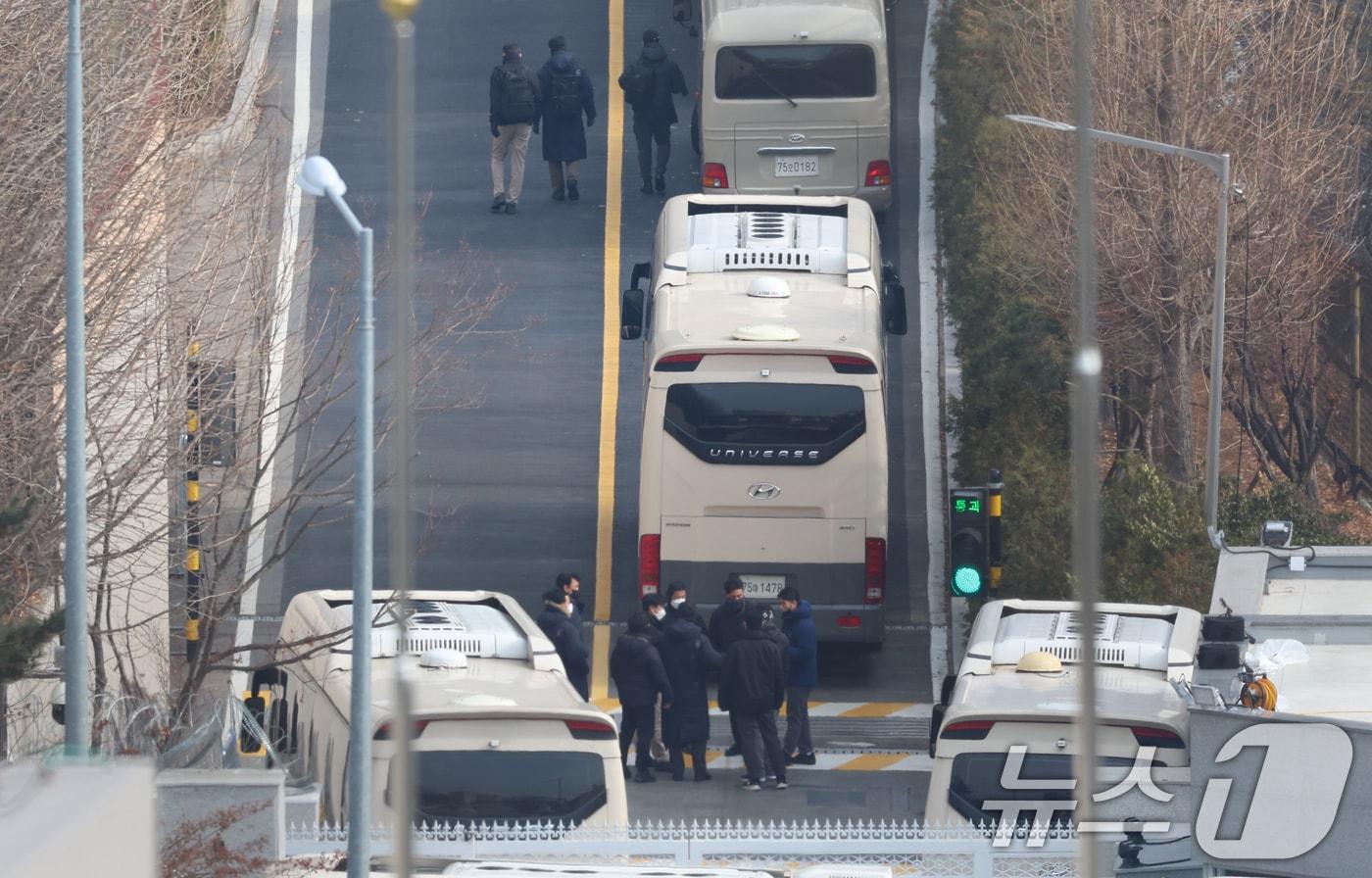 법원이 12·3 비상계엄 선포 사태 관련 내란 우두머리&#40;수괴&#41; 혐의를 받는 윤석열 대통령에 대한 체포영장을 재발부한 가운데 8일 서울 용산구 한남동 관저에서 관계자들이 근무를 서고 있다. 2025.1.8/뉴스1 ⓒ News1 김명섭 기자