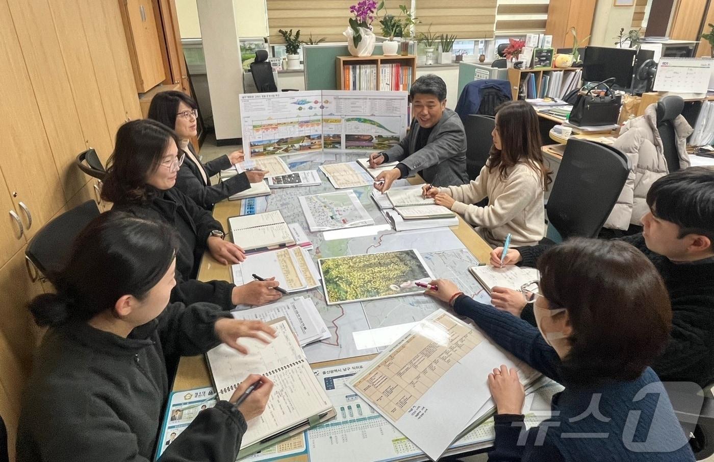 울산 남구가 8일 명품 정원도시 조성을 위해 정원녹지분야 2025년도 주요 업무에 대한 타임스케줄을 점검하는 시간을 가졌다고 밝혔다.&#40;울산 남구 제공&#41;