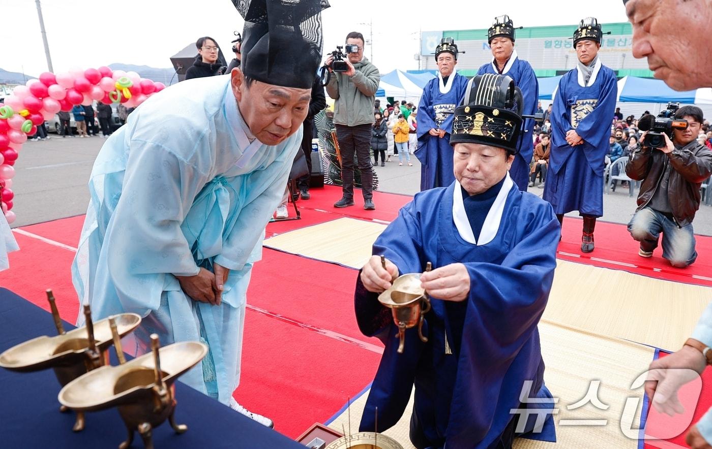 이병환 경북 성주군수는 8일 열린 ‘2025년 참외 첫 출하 및 참외 조수입 7000 억원 기원행사’에서 헌과의식을 하고 있다. &#40;성주군 제공&#41; 2025.1.8/뉴스1 ⓒ News1 정우용 기자