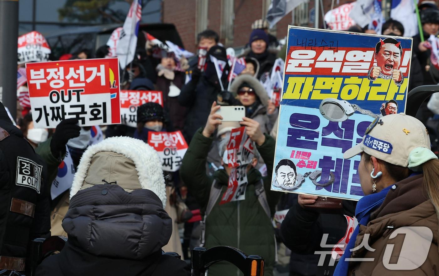 법원이 내란 우두머리&#40;수괴&#41; 혐의를 받는 윤석열 대통령의 체포영장을 재발부한 가운데 8일 오후 보수단체 회원들이 서울 용산구 한남동 대통령 관저 인근 진보단체 집회 구역에서 윤 대통령 지지·응원 집회를 하고 있다. 2025.1.8/뉴스1 ⓒ News1 김진환 기자