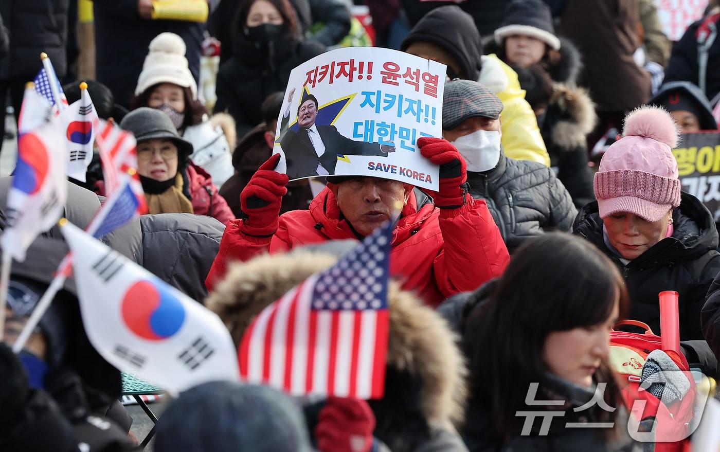 법원이 내란 우두머리&#40;수괴&#41; 혐의를 받는 윤석열 대통령의 체포영장을 재발부한 가운데 8일 서울 용산구 한남동 대통령 관저 인근에서 보수단체 회원들이 윤석열 대통령 지지·응원 집회를 하고 있다. 2025.1.8/뉴스1 ⓒ News1 김진환 기자