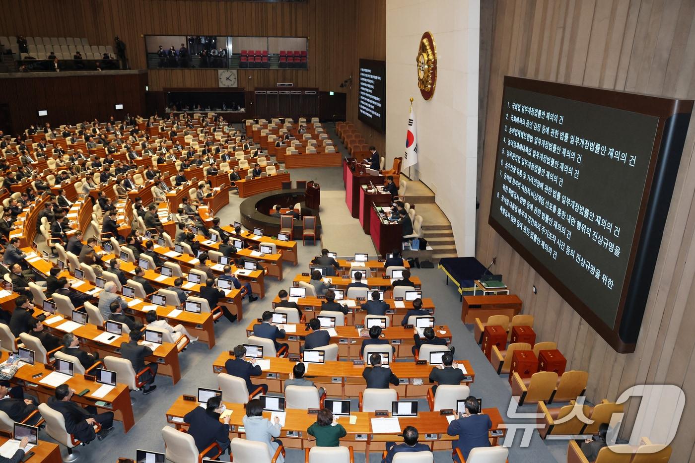 8일 오후 서울 여의도 국회에서 열린 제420회국회&#40;임시회&#41; 제4차 본회의에서 내란·김건희 특검법, 농업4법 등 8개 법안 재의의 건이 부결되고 있다. 2025.1.8/뉴스1 ⓒ News1 이광호 기자