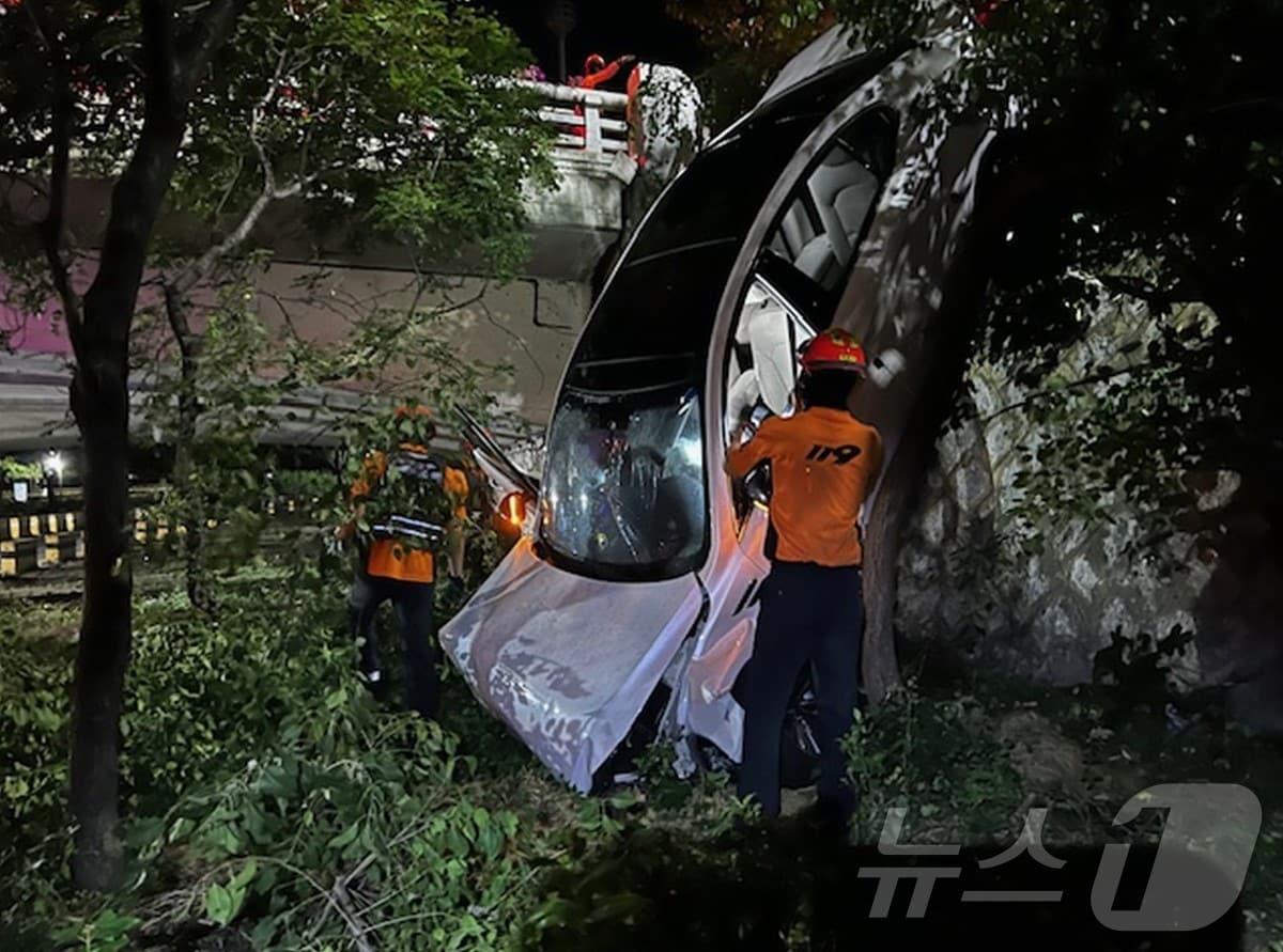 대구 북부소방서 119구조대가 소방청이 주관한 &#39;2024 전국 119구조대 평가&#39;에서 대구 관할 119구조대 중에서는 처음으로 최우수구조대에 선정됐다. 사진은 북부소방서 119구조대의 구조 모습. &#40;대구소방본부 제공&#41;/뉴스1