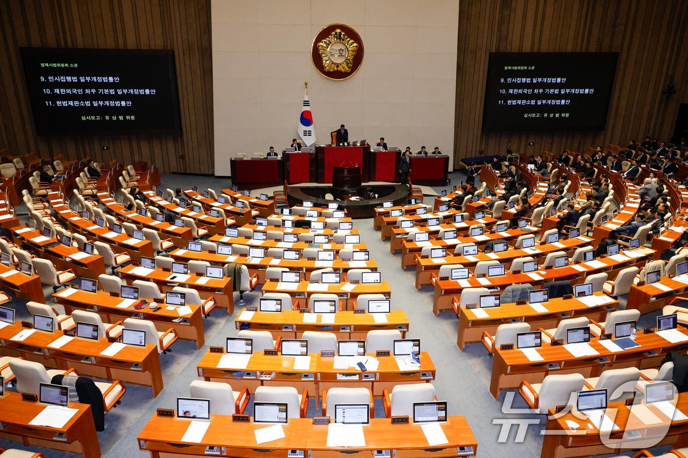 8일 오후 서울 여의도 국회에서 열린 제420회국회&#40;임시회&#41; 제4차 본회의에서 쌍특검법&#40;내란·김건희 여사 특검법&#41;, 농업4법&#40;양곡관리법·농수산물가격안정법·농어업재해대책법·농어업재해보험법 개정안&#41; 등 8개 법안 재의의 건 부결에 더불어민주당 의원들이 규탄대회를 하기 위해 퇴장, 자리가 비어 있다. 2025.1.8/뉴스1 ⓒ News1 안은나 기자