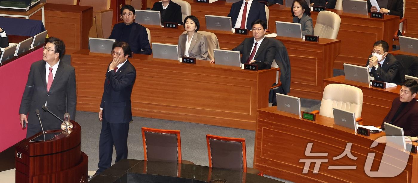 국민의힘 김상욱 의원&#40;오른쪽 두번째 단상&#41;이 8일 오후 서울 여의도 국회에서 열린 제420회국회&#40;임시회&#41; 제4차 본회의에서 쌍특검법&#40;내란·김건희 여사 특검법&#41; 등 8개 법안 재의의 건이 부결되면서 야당 의원들이 퇴장하자 우원식 국회의장에 항의하는 권성동 원내대표를 바라보고 있다. 2025.1.8/뉴스1 ⓒ News1 김민지 기자