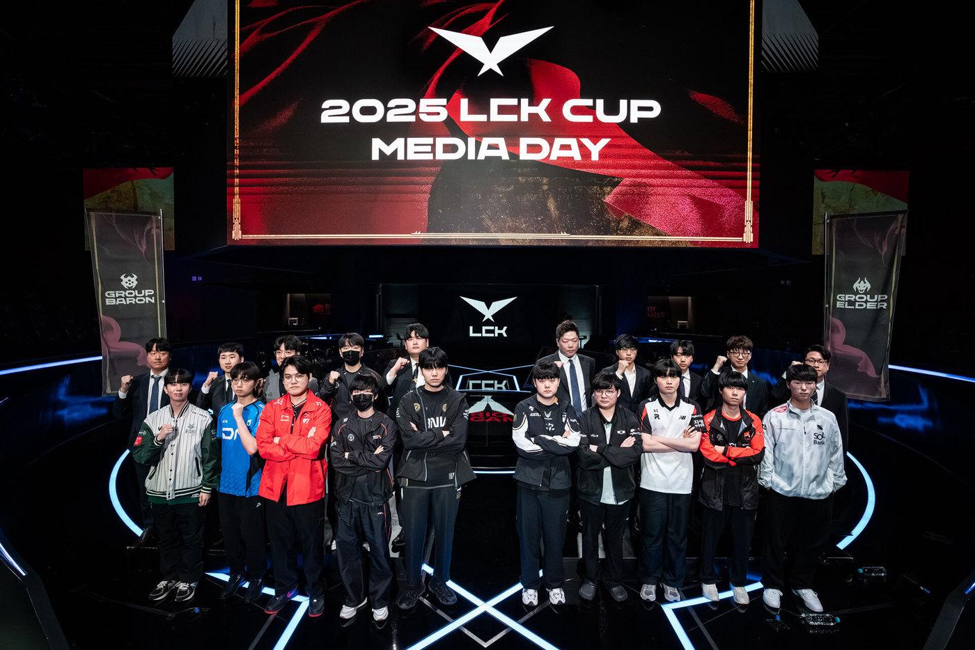 2025 LCK컵 기자 간담회에 참가한 10개 팀 감독과 선수들&#40;LCK 제공&#41;