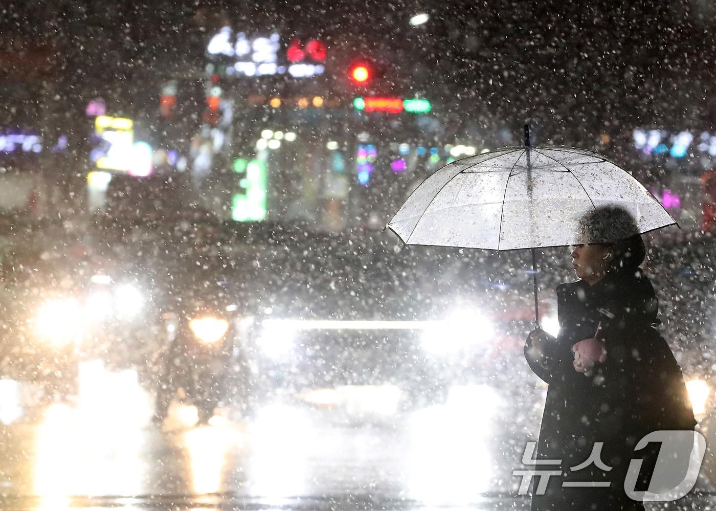 한파가 이어진 8일 오후 퇴근길 대구 도심에 많은 눈이 내리고 있다. 2025.1.8/뉴스1 ⓒ News1 공정식 기자