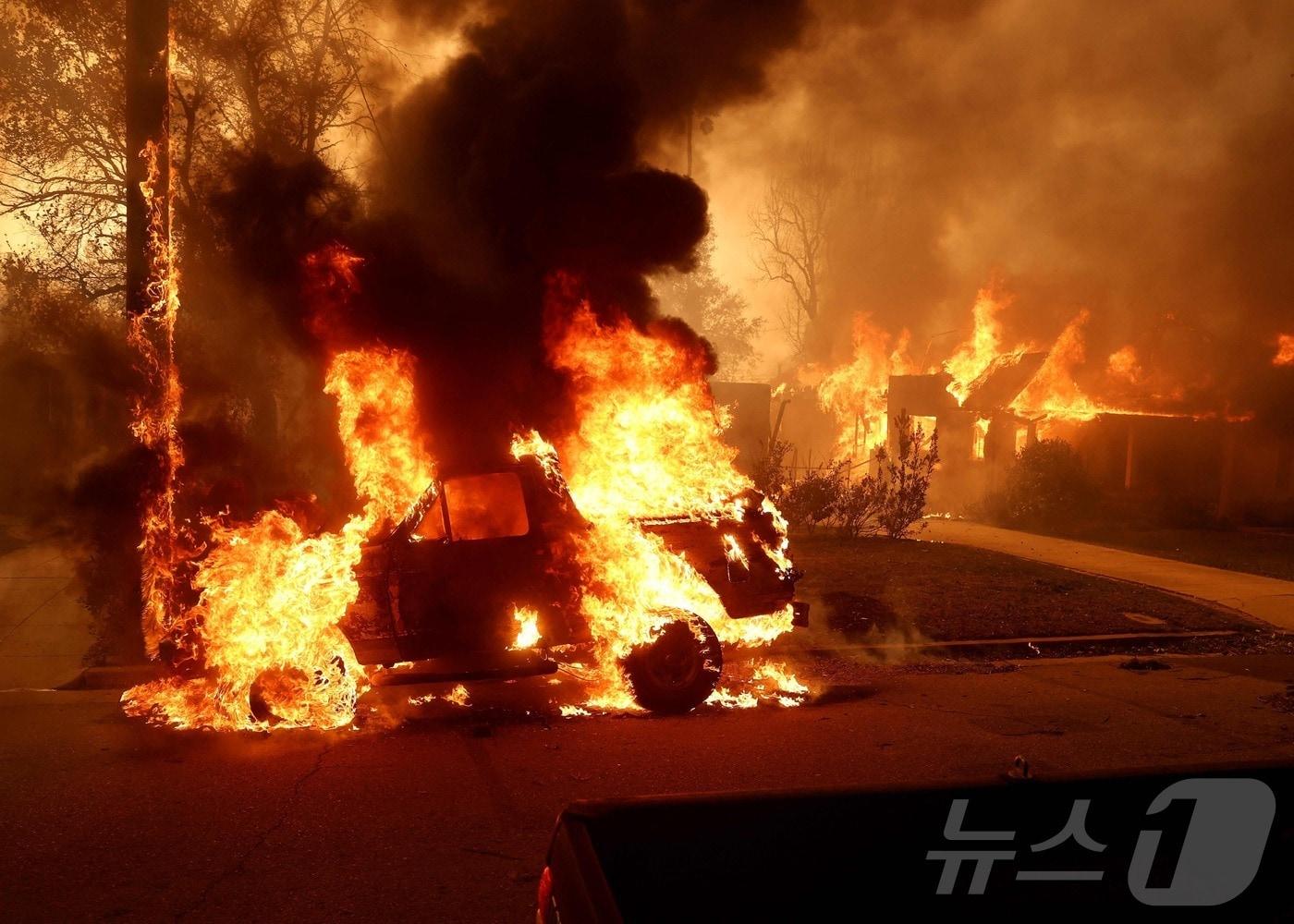 8일 &#40;현지시간&#41; 이튼 산불이 발생한 캘리포니아주 앨터디너에서 불길에 휩싸인 차량이 보인다. 2025.01.09 ⓒ AFP=뉴스1 ⓒ News1 우동명 기자