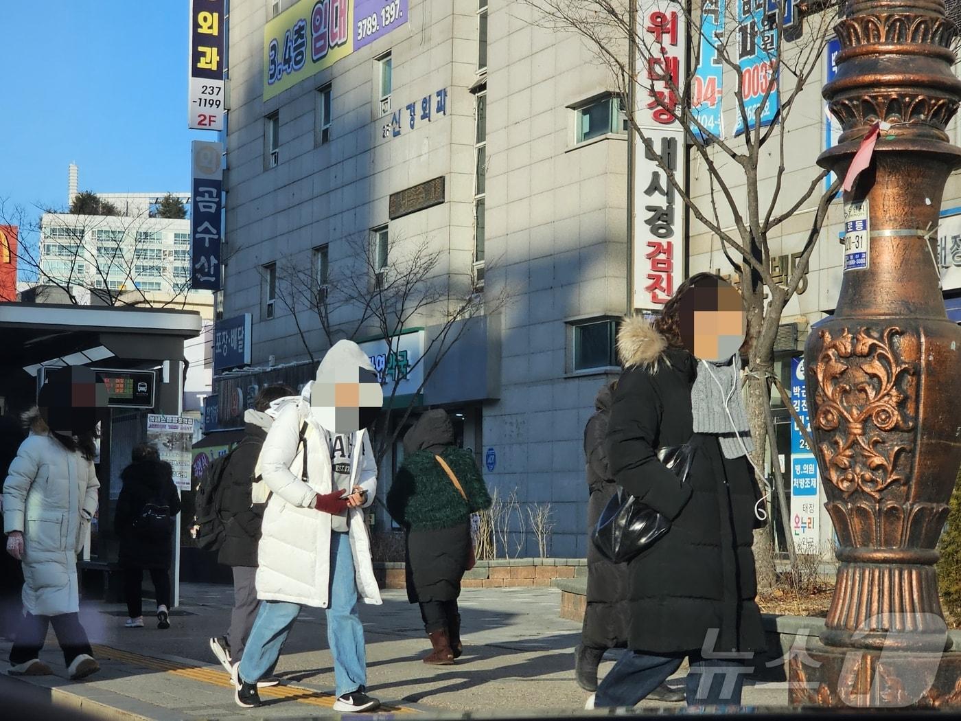 9일 오전 경기 수원시 영통구 망포역 앞 버스정류장에 두꺼운 패딩과 장갑, 목도리 등 방한 용품으로 중무장한 시민들이 출근하고 있다. 2025.1.9/뉴스1 ⓒ News1 김기현 기자