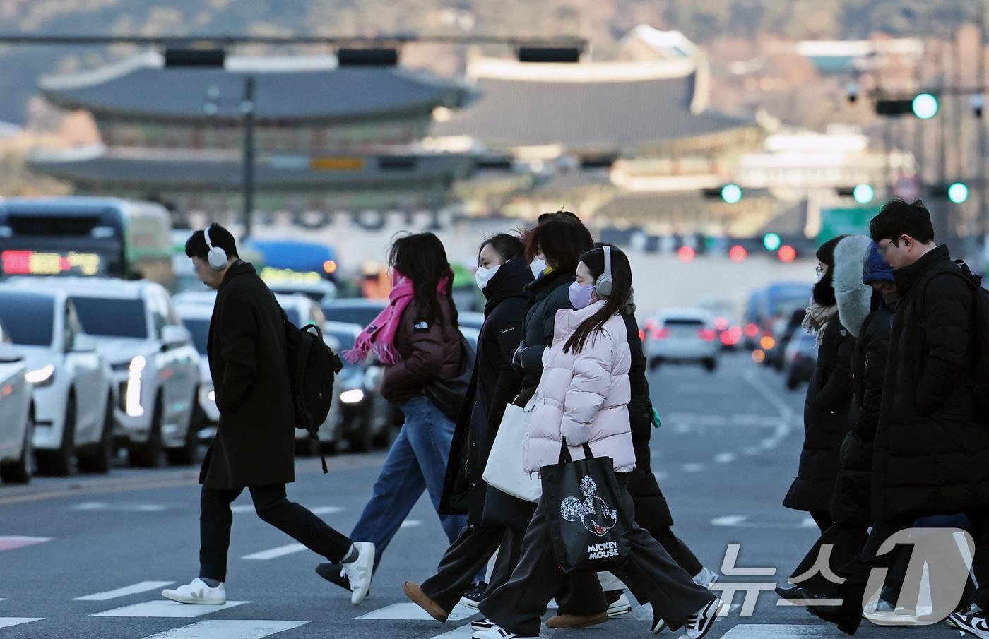 서울을 비롯한 수도권 전역에 올 겨울 첫 한파주의보가 발효된 9일 오전 서울 종로구 광화문네거리에서 시민들이 잔뜩 몸을 음츠린 채 출근길 발걸음을 재촉하고 있다. 2025.1.9/뉴스1 ⓒ News1 오대일 기자