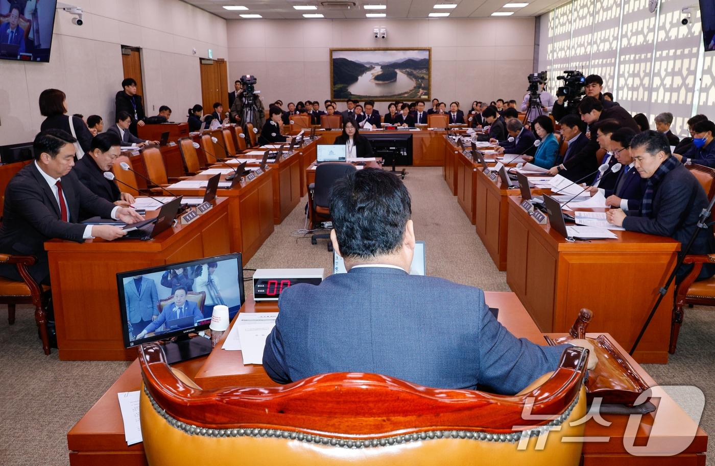 어기구 농림축산식품해양수산위원회 위원장이 9일 오전 서울 여의도 국회에서 열린 농해수위 제420회국회&#40;임시회&#41; 제3차 전체회의에서 의사봉을 두드리고 있다. 2025.1.9/뉴스1 ⓒ News1 안은나 기자