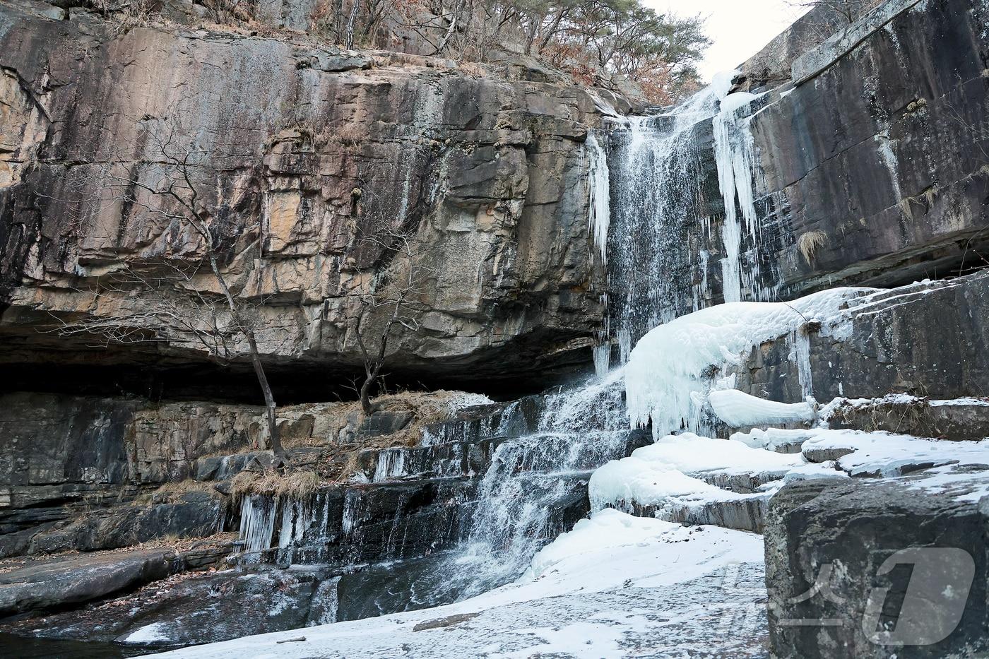 9일 충북 괴산군 연풍면 수옥폭포가 한파로 얼어 붙어있다.&#40;괴산군 제공&#41;.2025.1.9/뉴스1 ⓒ News1 이성기 기자