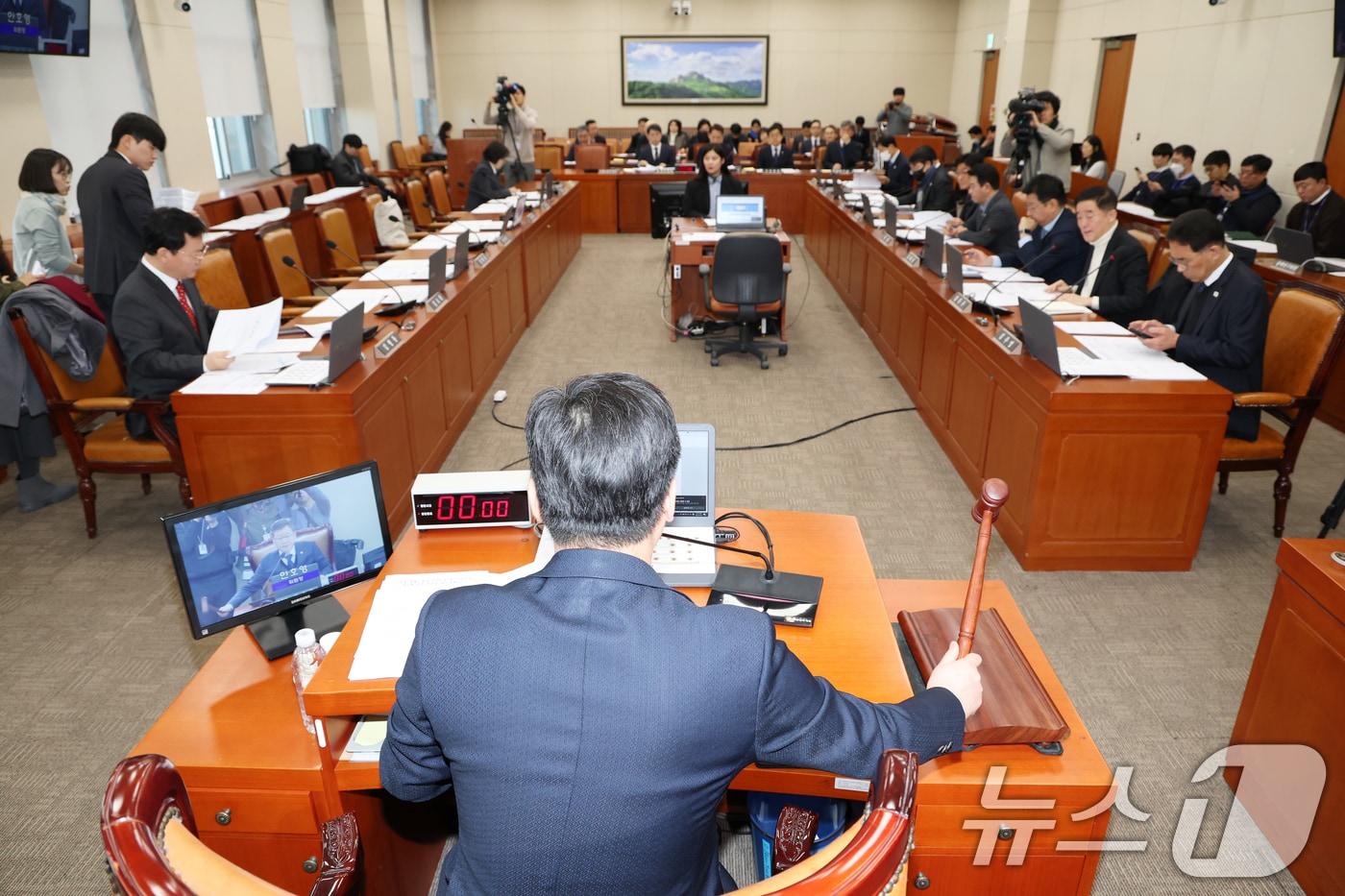 안호영 국회 환노위원장이 9일 오전 서울 여의도 국회에서 열린 환경노동위원회 전체회의에서 의사봉을 두드리고 있다. 이날 여당 의원들과 김문수 고용노동부장관은 전체회의에 불참했다. 2025.1.9/뉴스1 ⓒ News1 이광호 기자